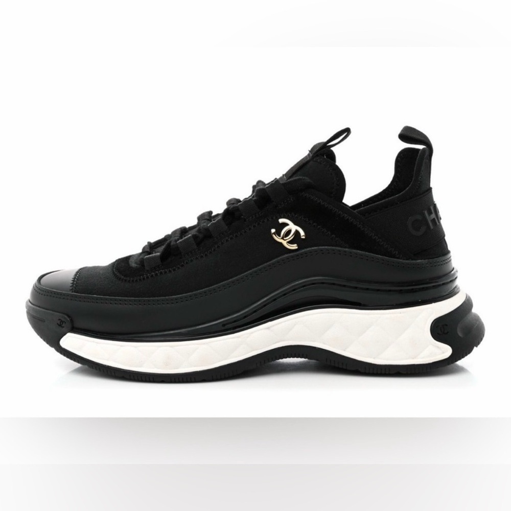CHANEL
Velvet Calfskin Mixed Fibers CC Sneakers 37 Black